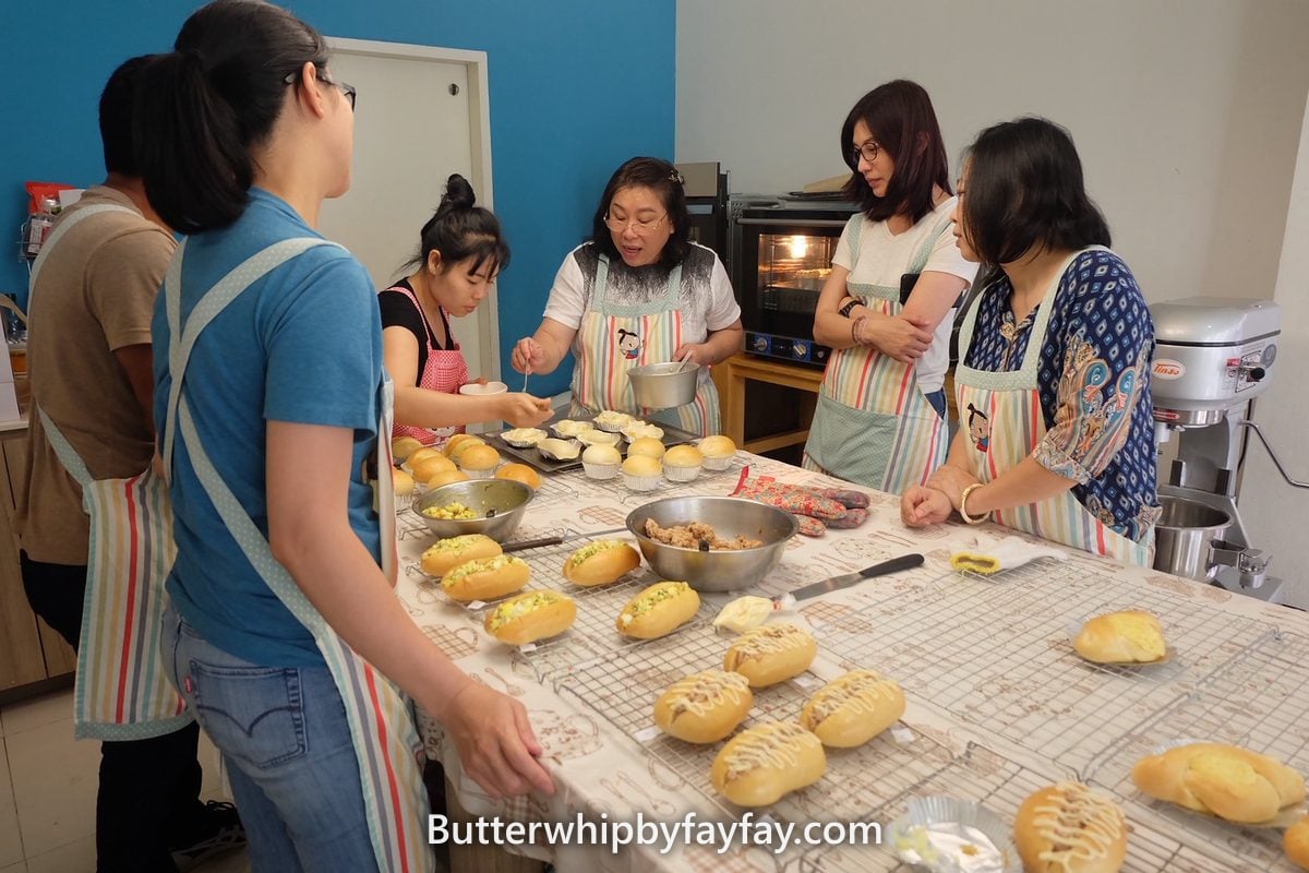 ครูสาธิตการใส่ไส้ขนมปังให้นักเรียนดู
