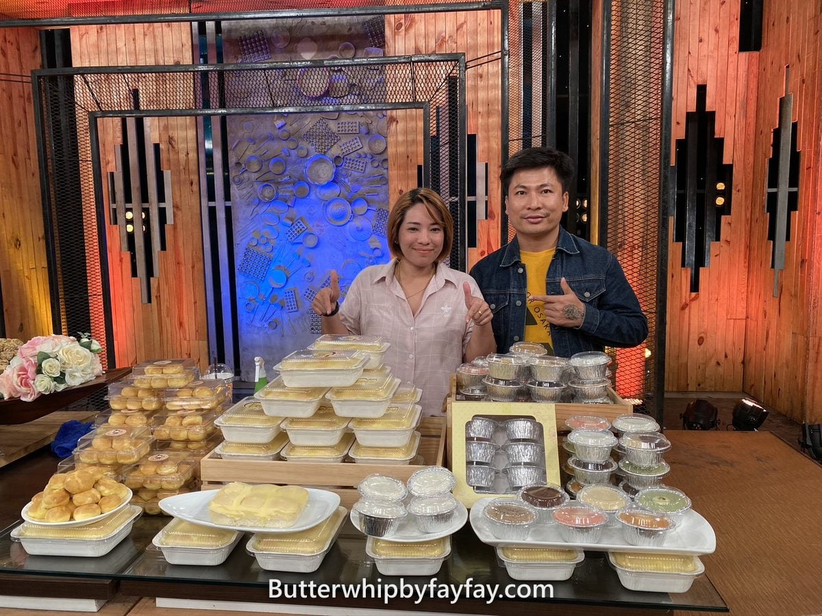 ขนมของร้านจัดเรียงพร้อมส่งมอบ ทั้งเอแคลร์ เค้ก และขนมในถ้วย